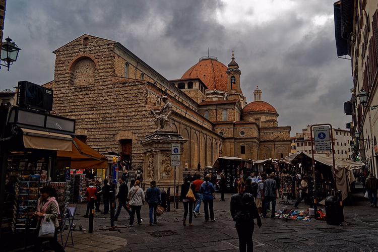 Piazza San Lorenzo med basilikaen og markedsboder