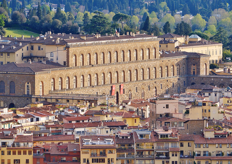 Floransa'nın çatıları üzerinde Palazzo Pitti'nin cephesi