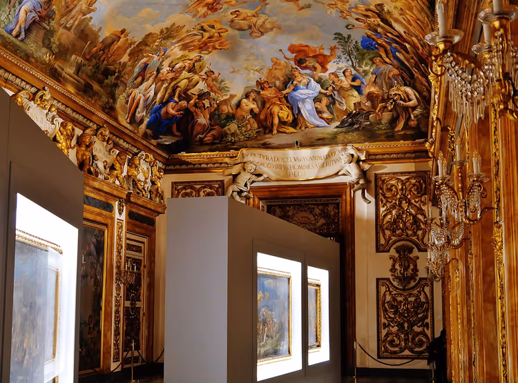 Interieur van de Spiegelzaal met fresco's en stucwerk