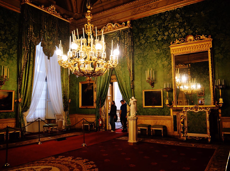 Groene zaal met kroonluchter in Palazzo Pitti