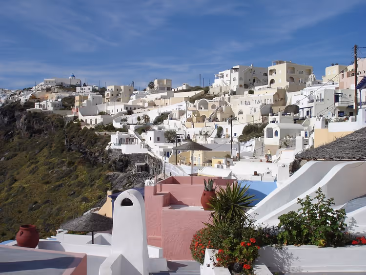 Die weißen Häuser von Firostefani an einem Hang auf Santorin