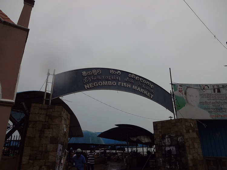 Arco de entrada del mercado de pescado de Negombo en un día nublado