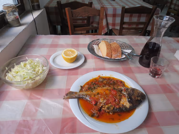Fiskemiddag på en taverna med vin og salat