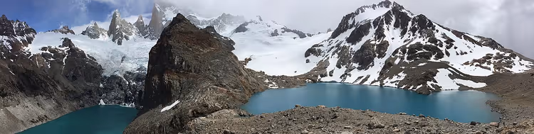 بحيرات جليدية فيروزية تحت القمم المغطاة بالثلوج في فيتز روي