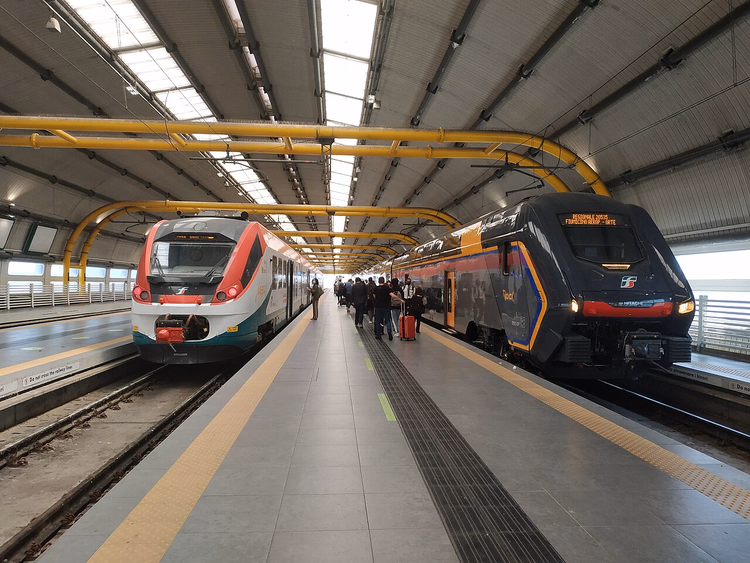 Fiumicino Havalimanı istasyonunun peronundaki trenler