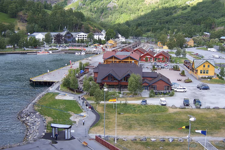 Flåm: fiyortun ve dağların yanındaki kırmızı evler