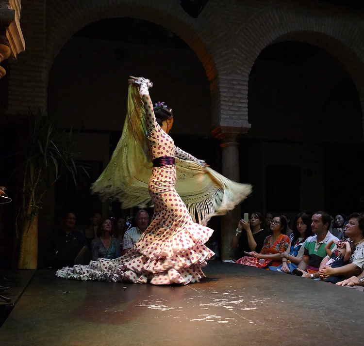 Flamencodanser som opptrer i en patio med buer