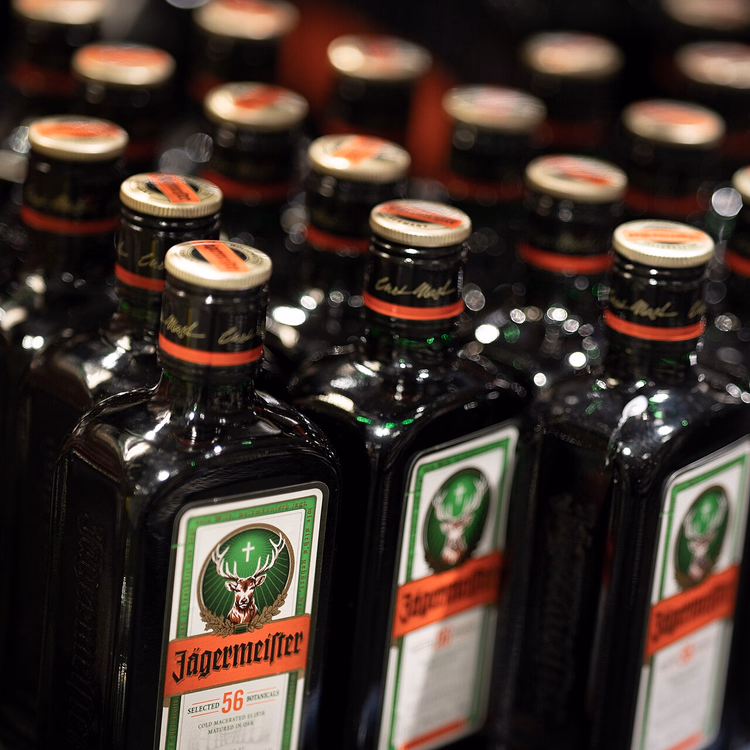 Jägermeister-likeurflessen met een hert op het etiket