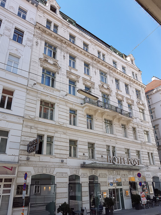 Fleischmarkt caddesindeki Hotel Post cephesi