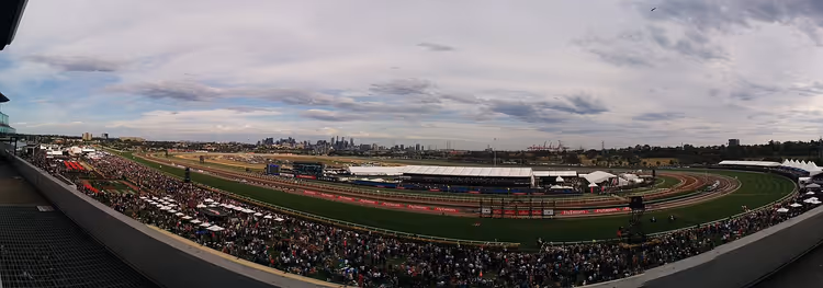 panoramautsikt over Flemington Racecourse med tribuner og folkemengde