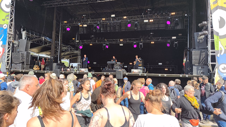 Publikum vor der Bühne des Festivals Bout du Monde