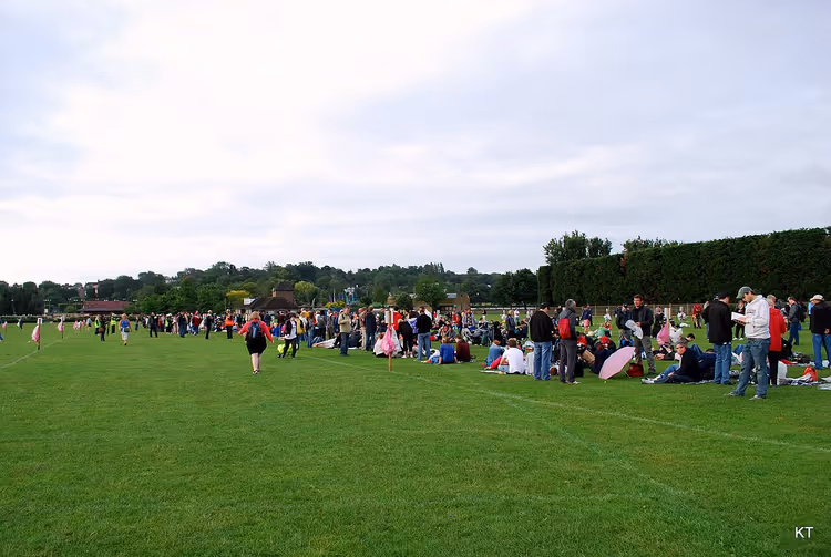 Personnes faisant la queue sur la pelouse de Wimbledon Park