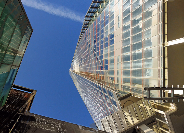 Glassfasaden til skyskraperen The Shard, sett nedenfra