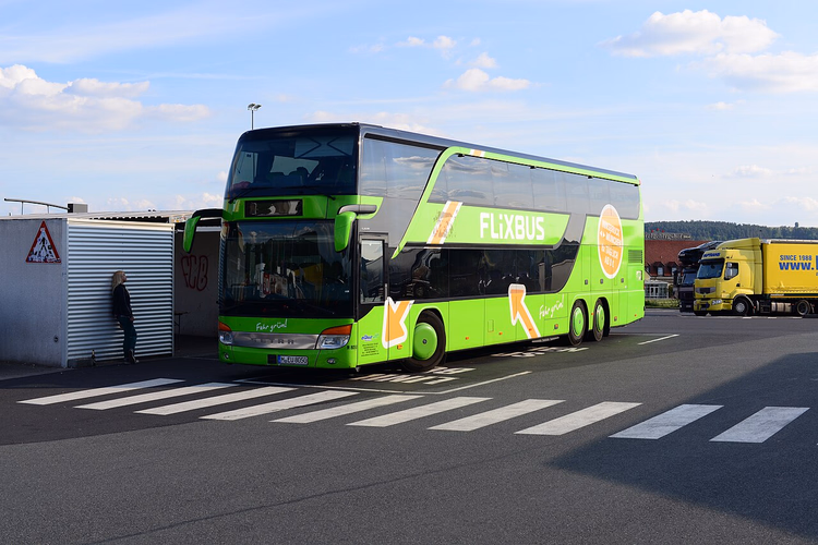 Зелёный двухэтажный автобус FlixBus на стоянке