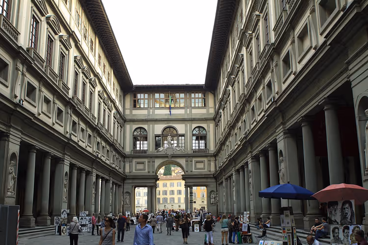 Innenhof der Uffizien mit Kolonnaden und Touristen