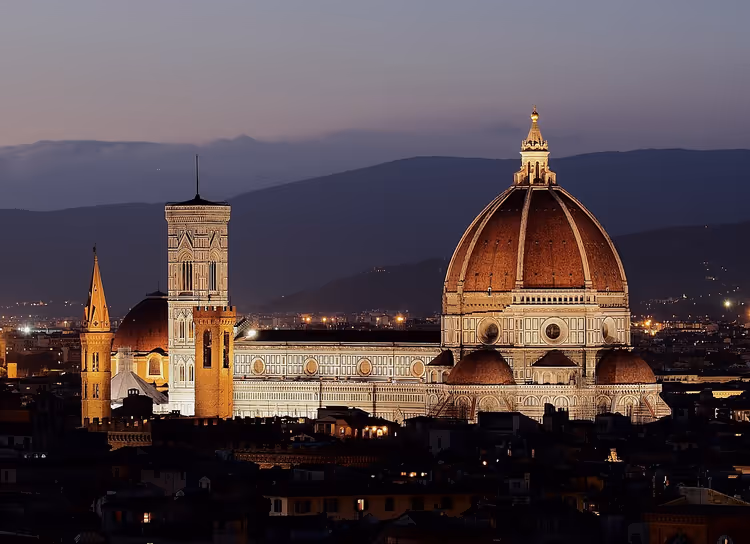 Kuppelen til katedralen Santa Maria del Fiore i skumringen