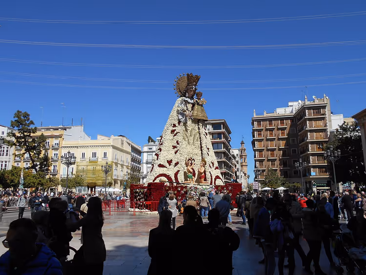 Blumenofrenda mit einer Figur der Jungfrau Maria auf einem Platz in Valencia