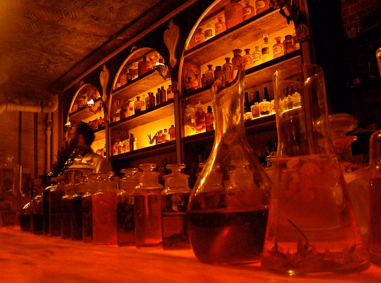 Apotekerglass med tinkturer på en bardisk