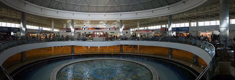 Інтер'єр термінала аеропорту Анталії з фонтаном