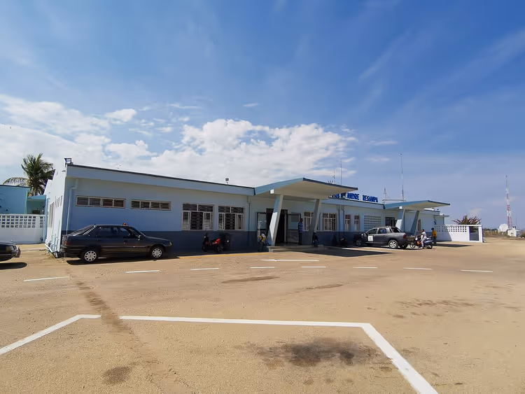 Gündüz Morondava Havalimanı binası ve otoparkı