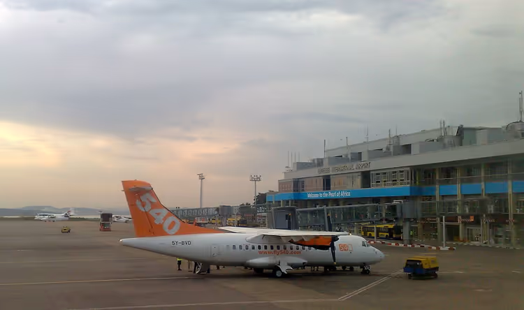 Самолет Fly540 у терминала аэропорта Энтеббе