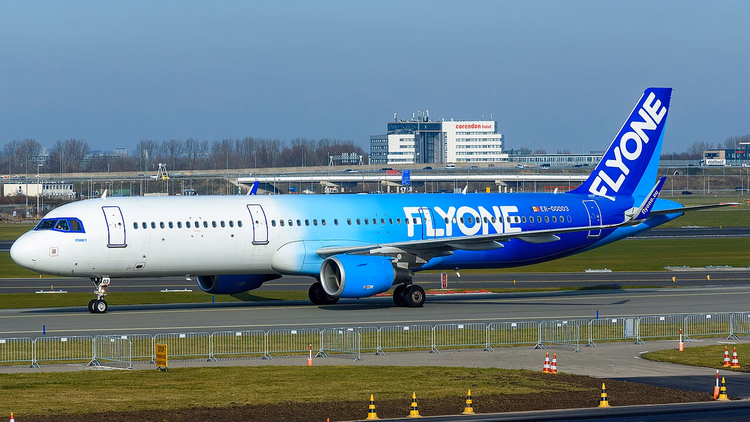 Airbus A321 azul y blanco de FlyOne rodando