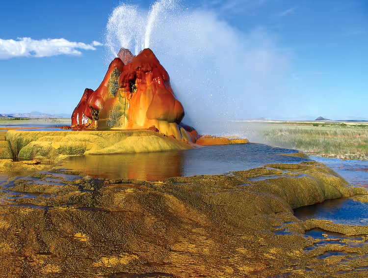 Fly Geyser med flerfargede terrasser og vannstråler