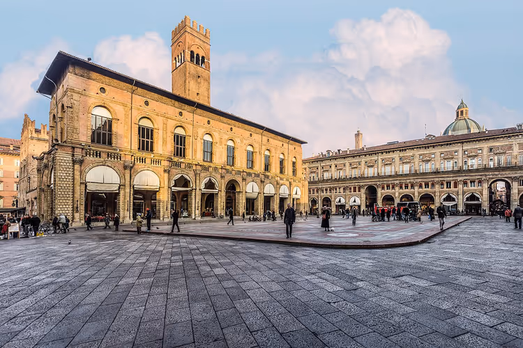 Piazza Maggiore i Bologna med tårn og arkader