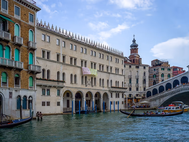 Canal Grande in Venedig mit Gondeln und der Rialtobrücke