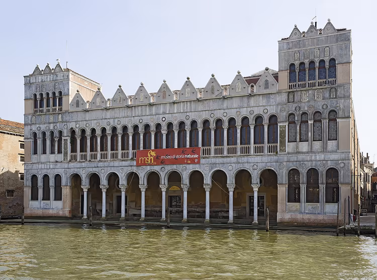 Palazzo Fondaco dei Turchi aan het Canal Grande in Venetië