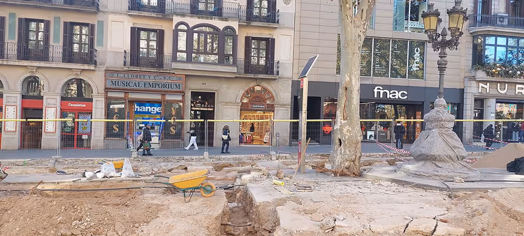 Ombyggingen av La Rambla, Fnac-butikk og gatelykt