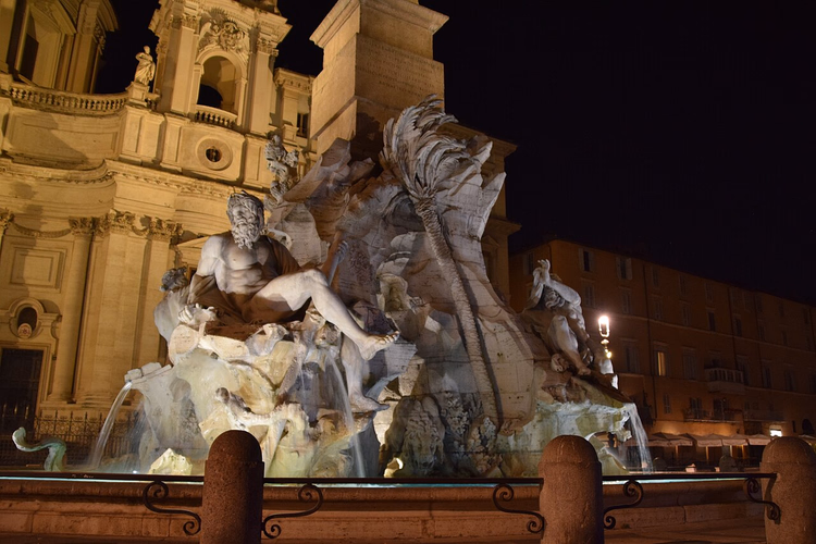 Fireflodens fontene om natten på Piazza Navona