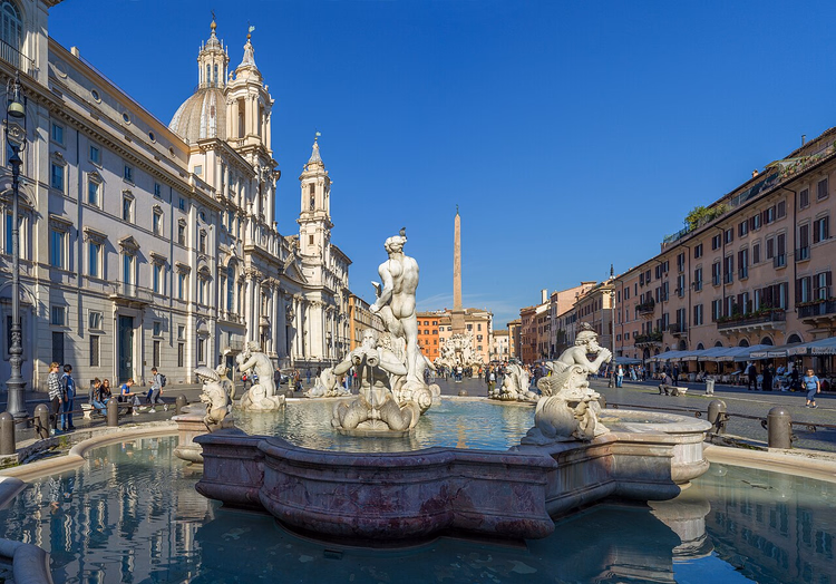 Piazza Navona'da Mağribi Çeşmesi ve dikilitaş