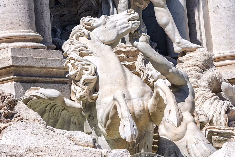 Trevi Çeşmesi'nde mermer bir at