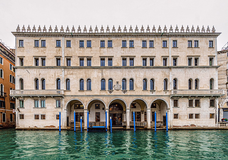 Gevel van de Fondaco dei Tedeschi vanaf het Canal Grande