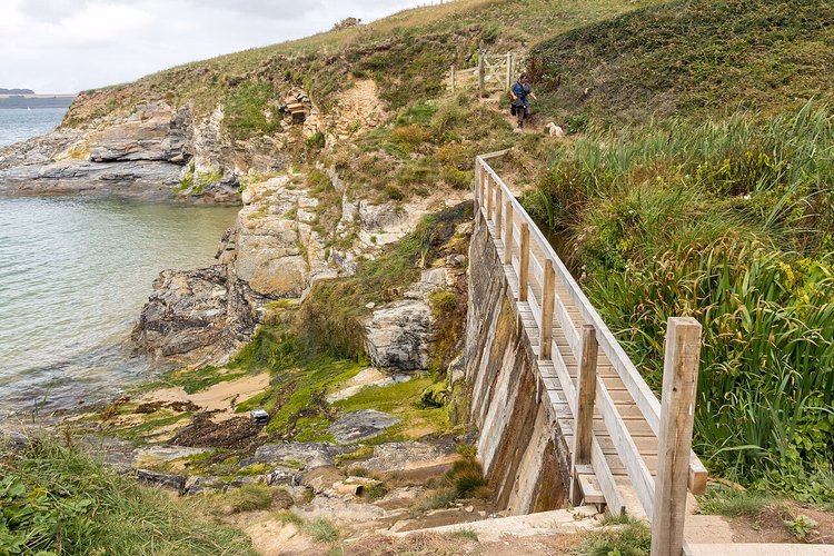Holzsteg auf einem Küstenwanderweg am Meer