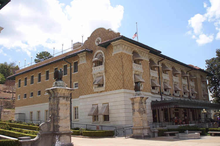 Hot Springs'teki tarihi Fordyce Bathhouse'un cephesi