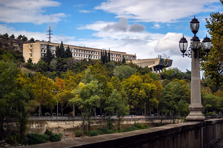 Sowjetische Betonarchitektur in Tiflis