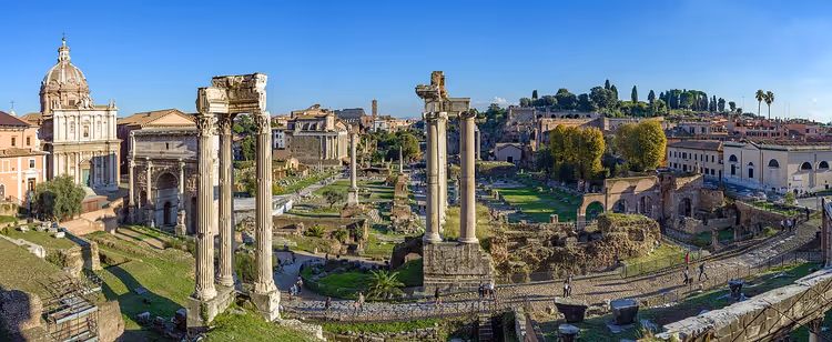 Antik sütunlar ve kalıntılarla Roma Forumu panoraması