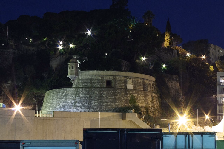 Steinbastionen på Fort Antoine om kvelden med belysning