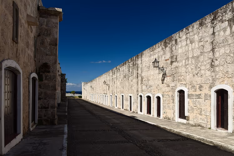 Stenen muur van fort La Cabaña