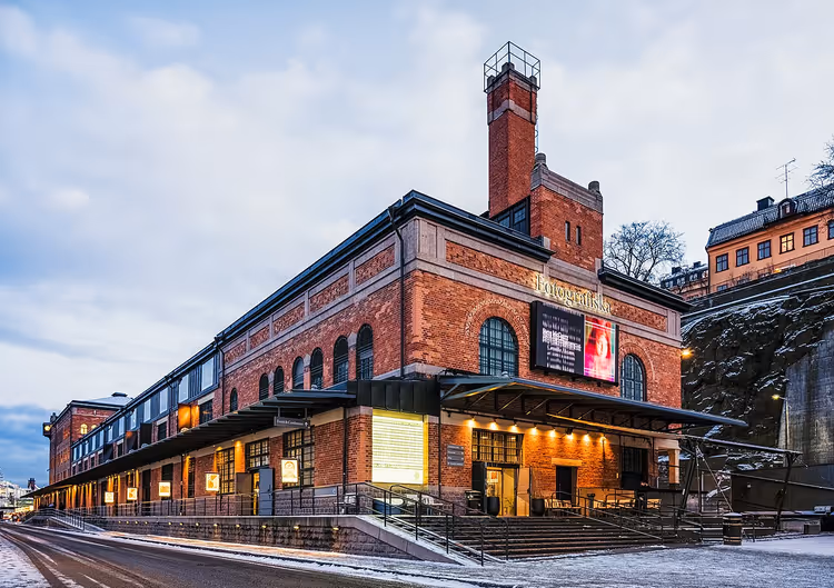 Кирпичное здание фотомузея Fotografiska зимним вечером