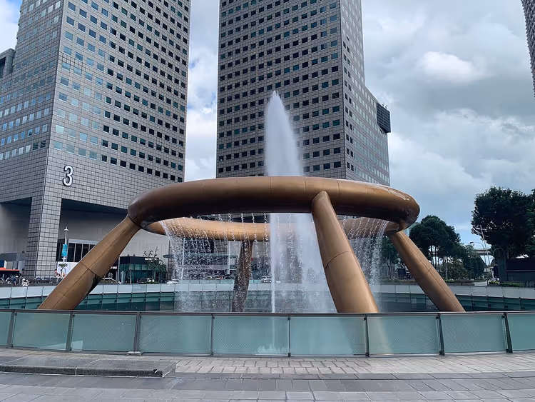 Singapur'daki şelaleli Servet Çeşmesi