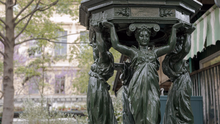Karyatiden eines grünen Wallace-Brunnens in Paris