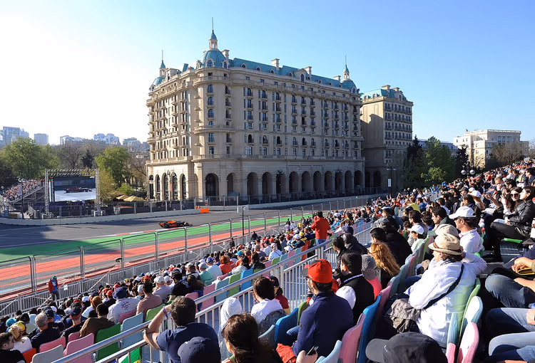 Four Seasons Hotel Baku ve Grand Prix tribünleri