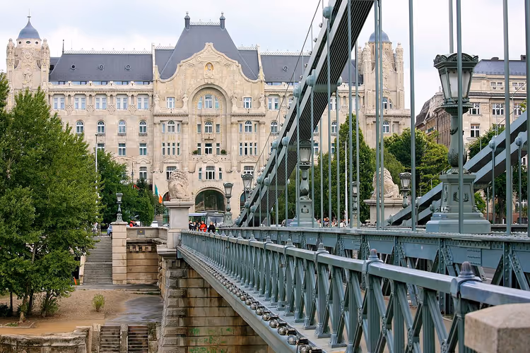 Gresham Palace Hotel hinter der Kettenbrücke