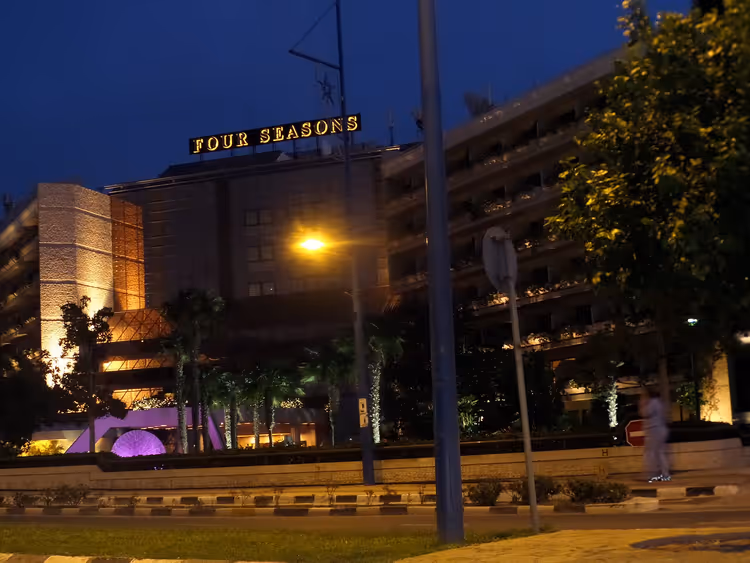 Façade de l'hôtel Four Seasons illuminée la nuit