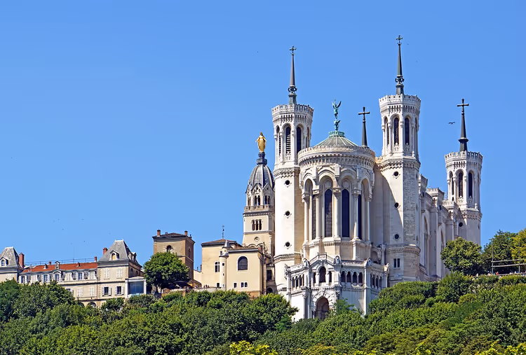 Basilikaen Notre-Dame de Fourvière mot en blå himmel
