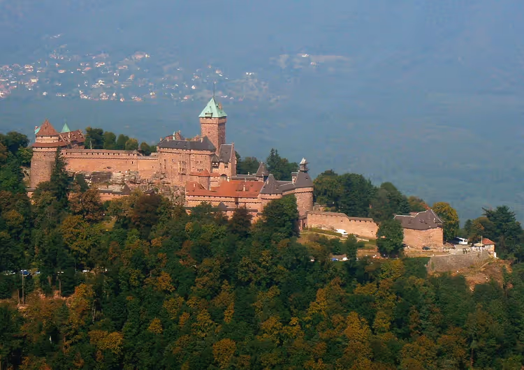 Haut-Koenigsbourg in herbstlichem Wald