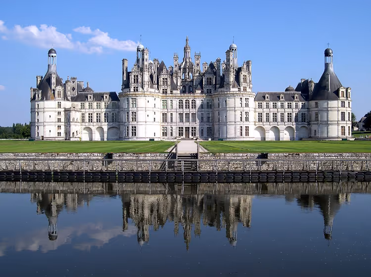 Schloss Chambord mit seiner Spiegelung im Wasser vor dem Himmel